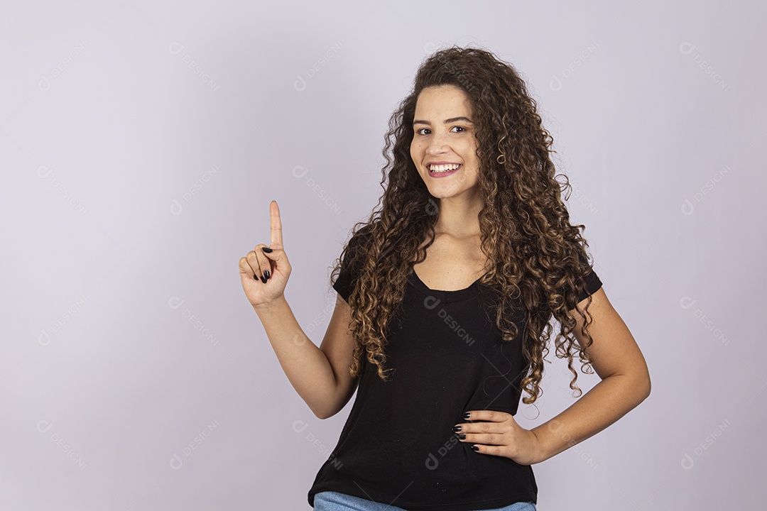 Linda mulher garota jovem sobre fundo isolado