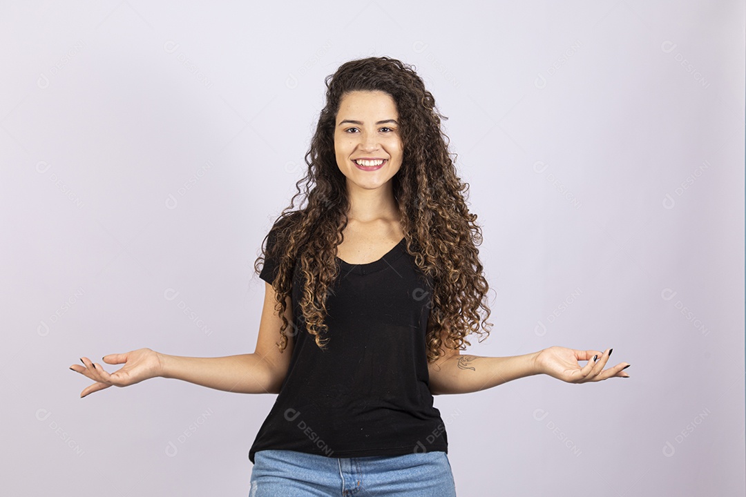 Linda mulher garota jovem sobre fundo isolado