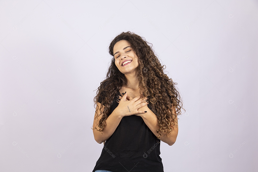 Linda mulher garota jovem sobre fundo isolado