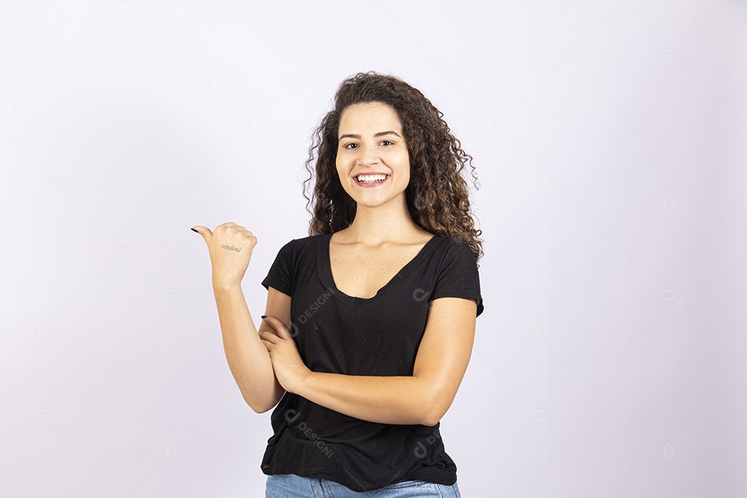 Linda mulher garota jovem sobre fundo isolado
