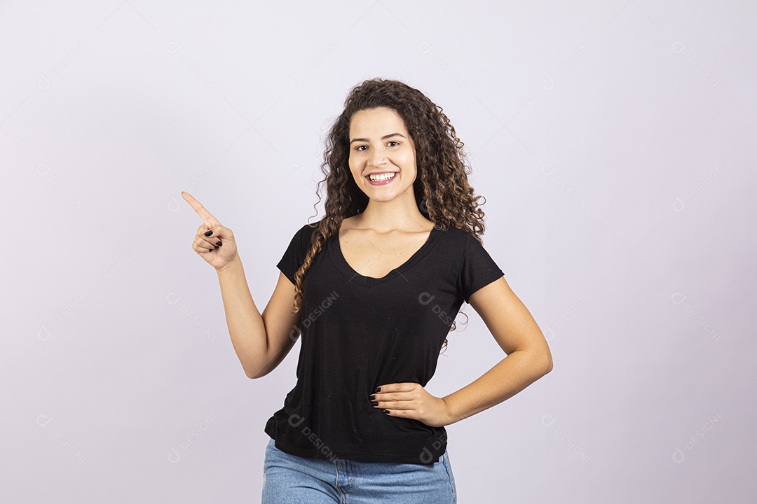 Linda mulher garota jovem sobre fundo isolado