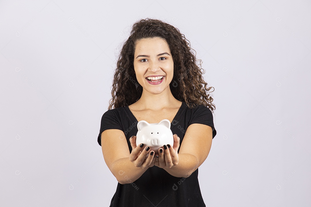 Linda mulher garota jovem segurando cofre sobre fundo isolado