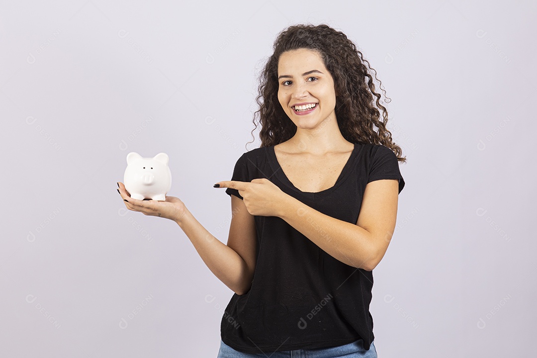 Linda mulher garota jovem segurando cofre sobre fundo isolado