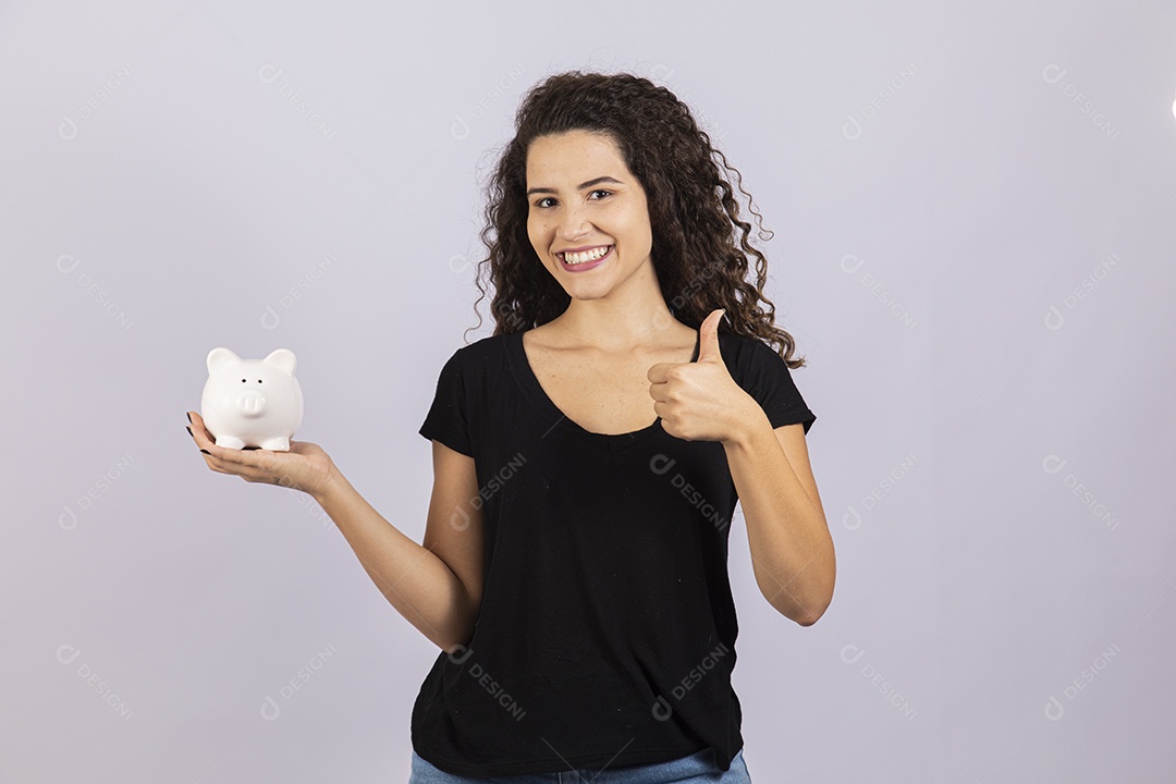 Linda mulher garota jovem segurando cofre sobre fundo isolado