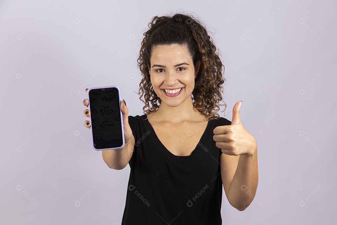 Linda mulher garota jovem segurando celular smartphone sobre fundo isolado