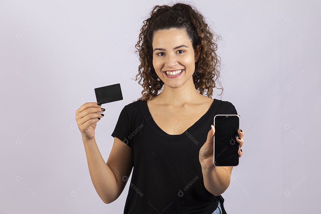 Linda mulher garota jovem segurando celular smartphone e cartão de crédito sobre fundo isolado