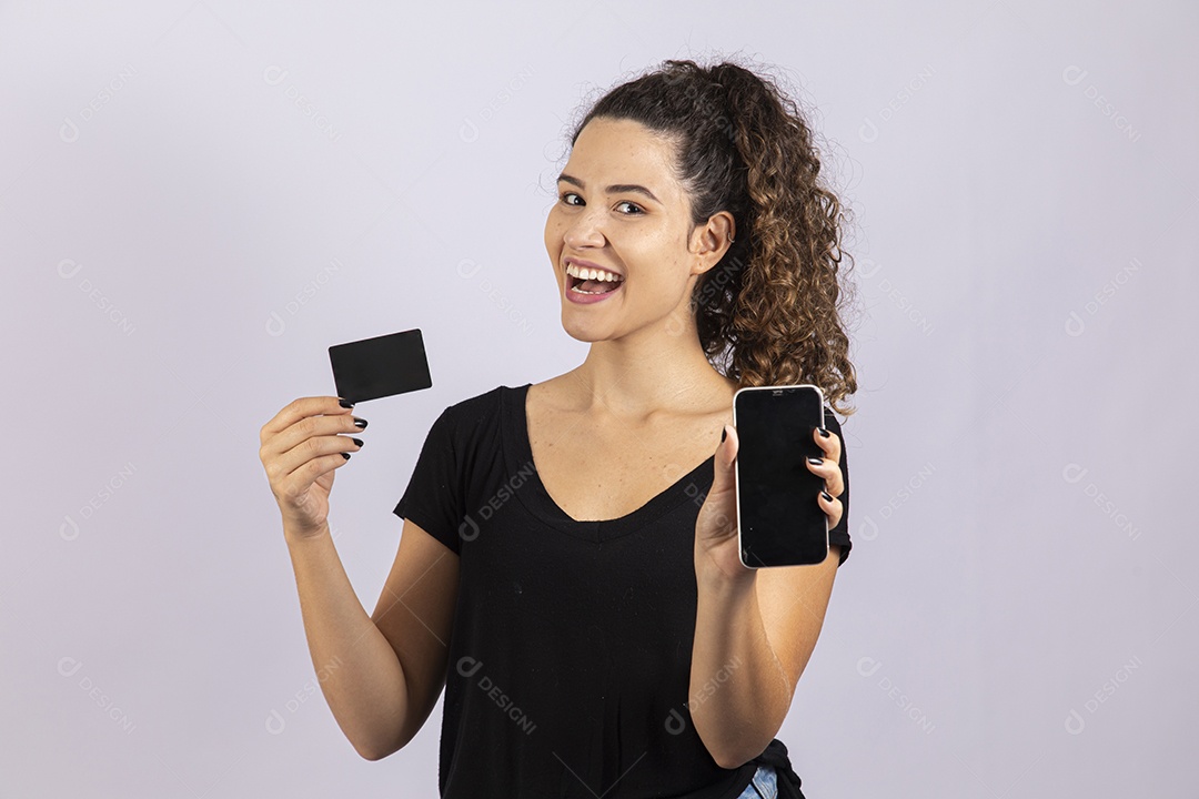 Linda mulher garota jovem segurando celular smartphone e cartão de crédito sobre fundo isolado