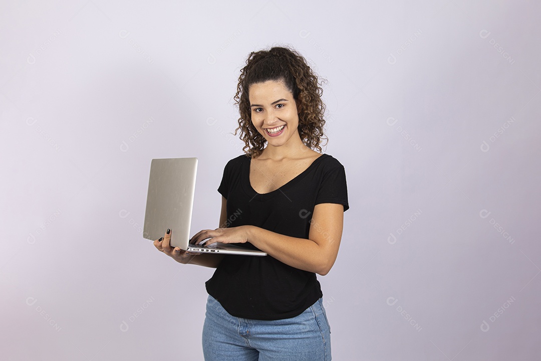 Linda mulher garota jovem segurando notebook laptop sobre fundo isolado