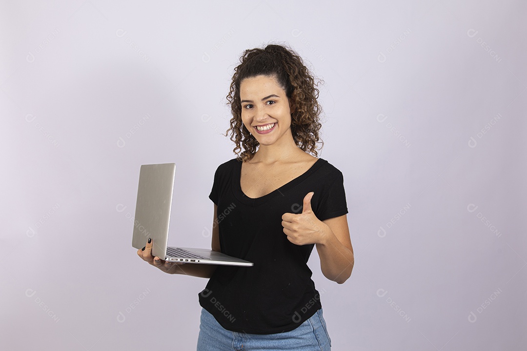Linda mulher garota jovem segurando notebook laptop sobre fundo isolado