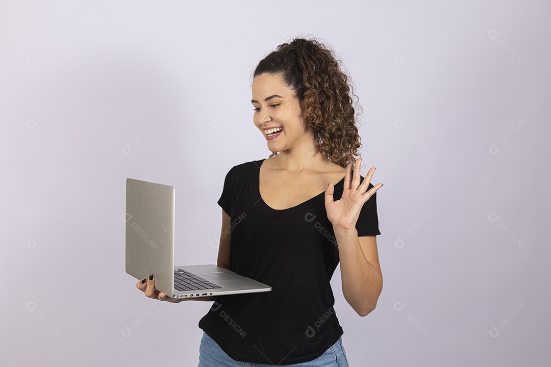 Linda mulher garota jovem segurando notebook laptop sobre fundo isolado