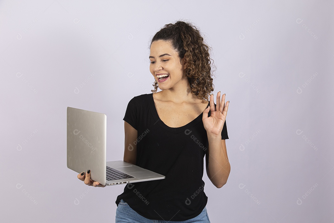 Linda mulher garota jovem segurando notebook laptop sobre fundo isolado