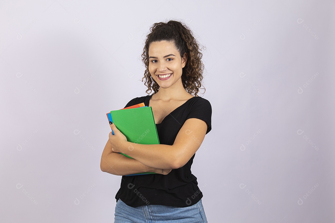 Linda mulher garota jovem segurando material escolar sobre fundo isolado