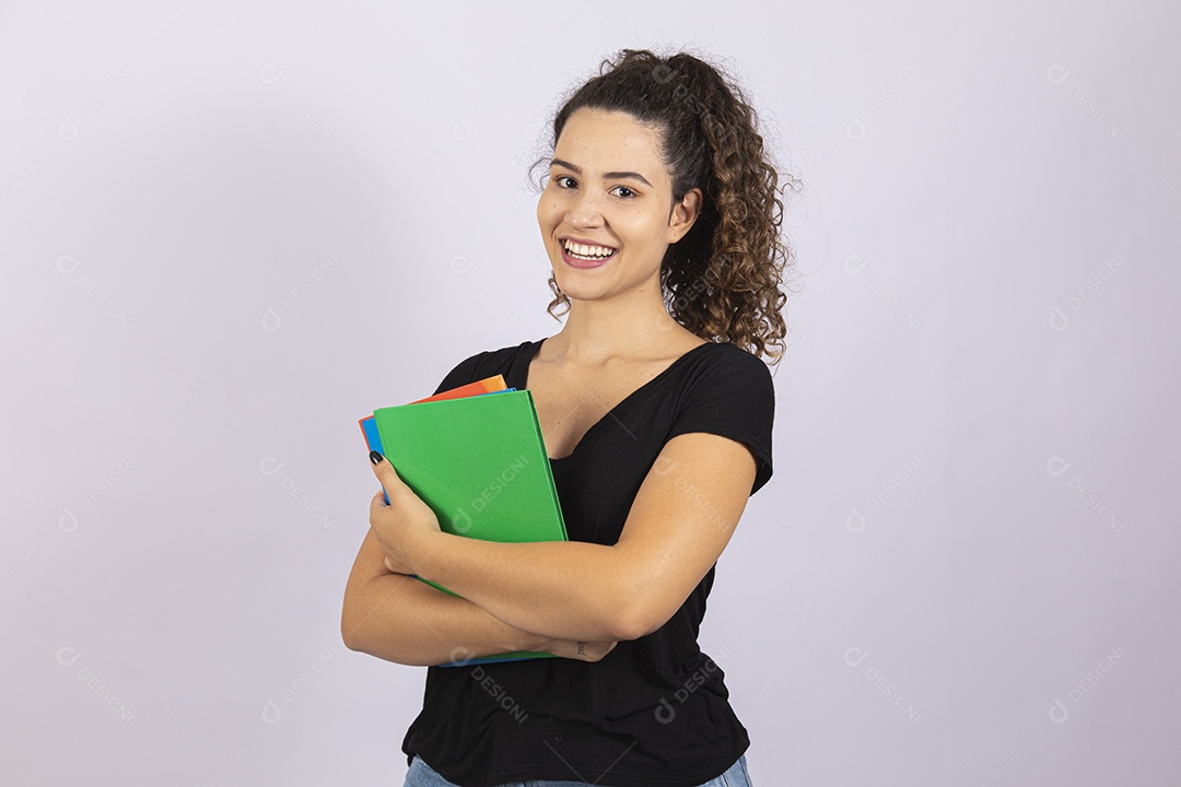 Linda mulher garota jovem segurando material escolar sobre fundo isolado
