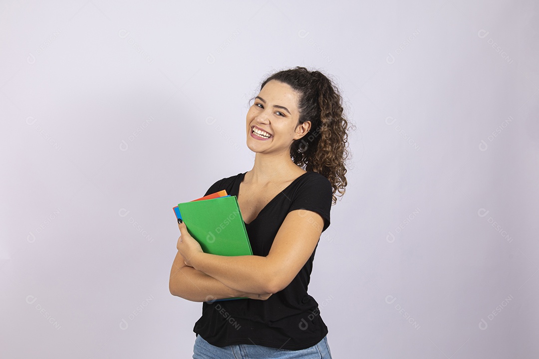Linda mulher garota jovem segurando material escolar sobre fundo isolado