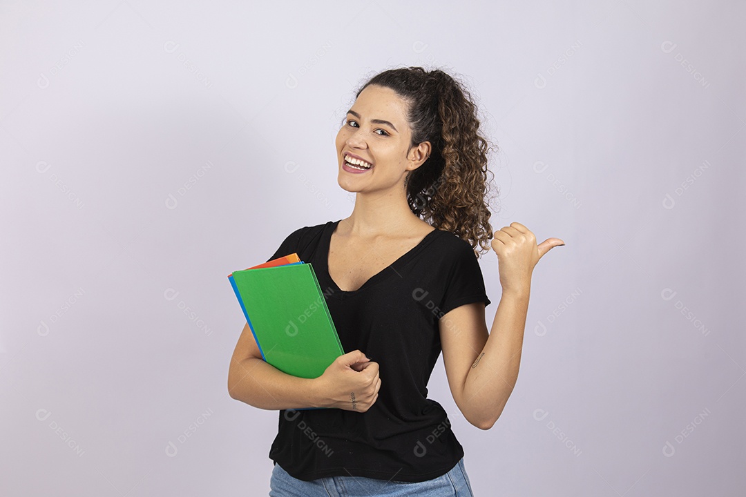 Linda mulher garota jovem segurando material escolar sobre fundo isolado