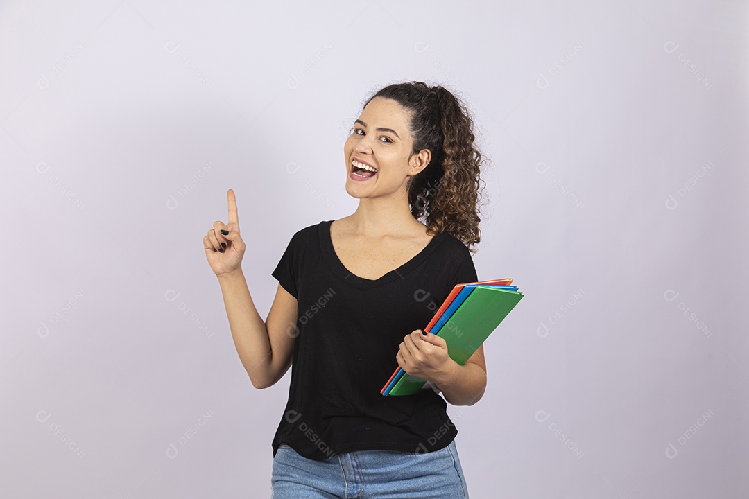 Linda mulher garota jovem segurando material escolar sobre fundo isolado