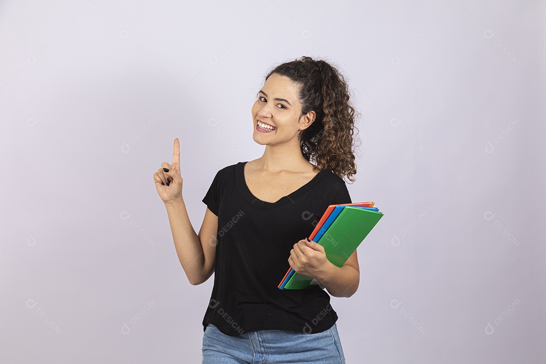 Linda mulher garota jovem segurando material escolar sobre fundo isolado