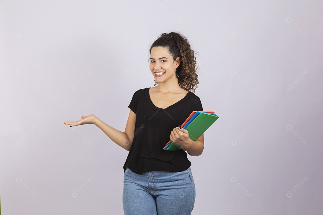 Linda mulher garota jovem segurando material escolar sobre fundo isolado