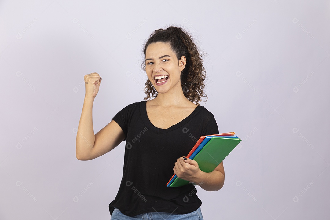 Linda mulher garota jovem segurando material escolar sobre fundo isolado