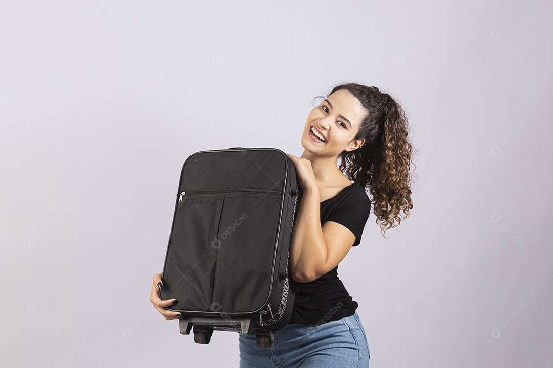 Linda mulher garota jovem segurando bolsa sobre fundo isolado
