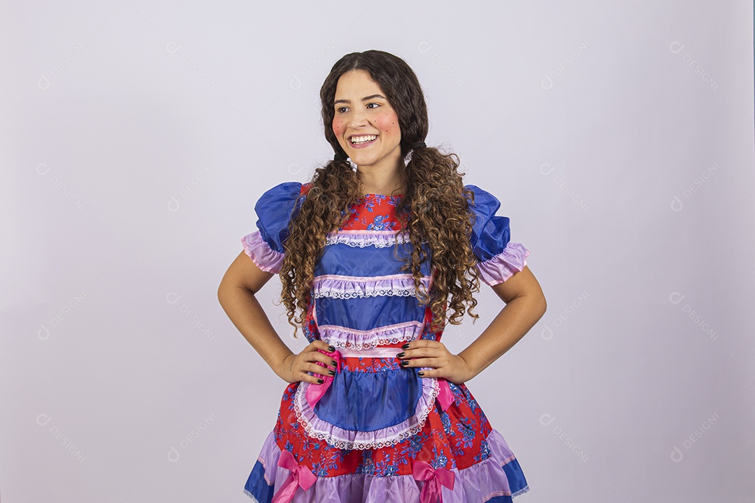 Linda mulher jovem fantasiada celebrando festas juninas