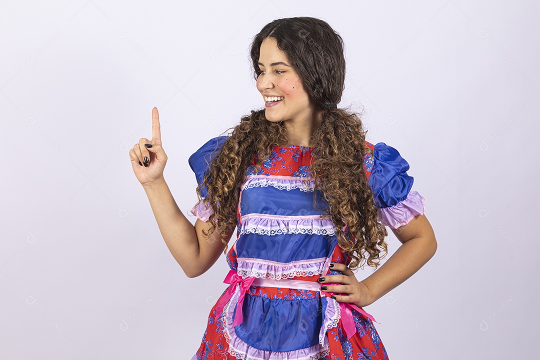 Linda mulher jovem fantasiada celebrando festas juninas