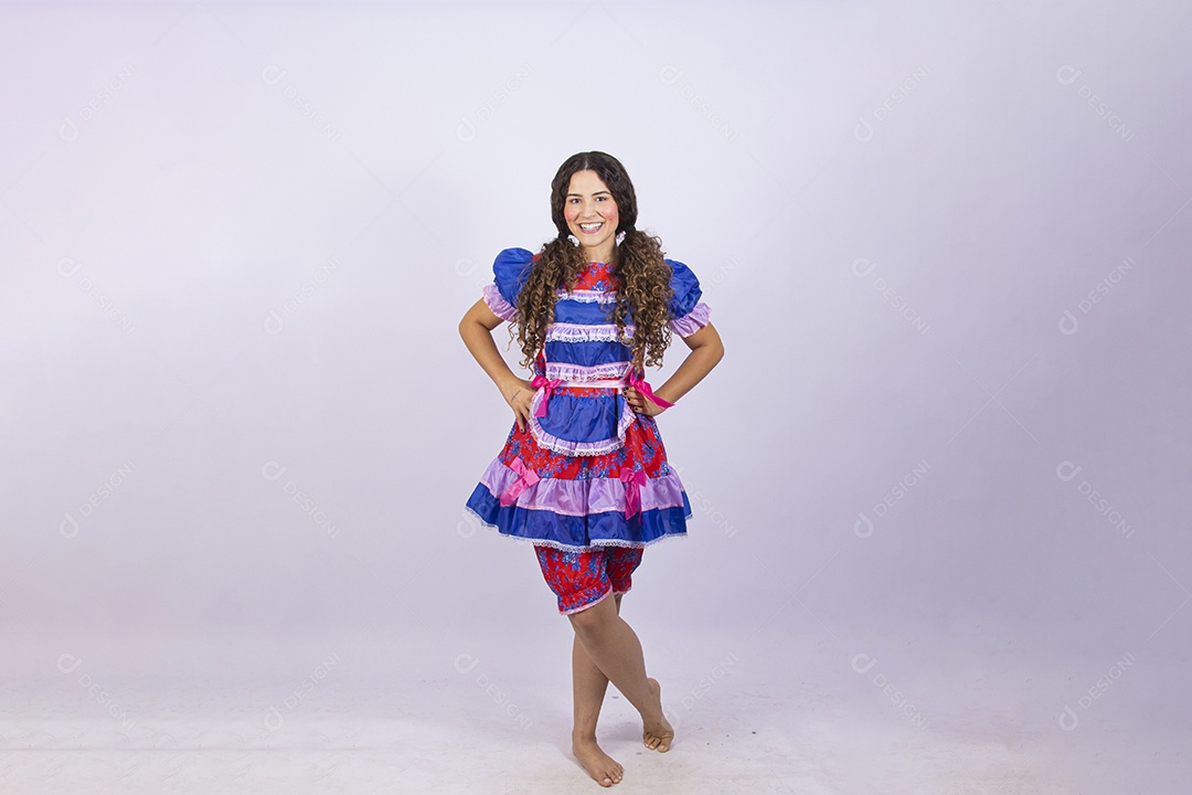 Linda mulher jovem fantasiada celebrando festas juninas