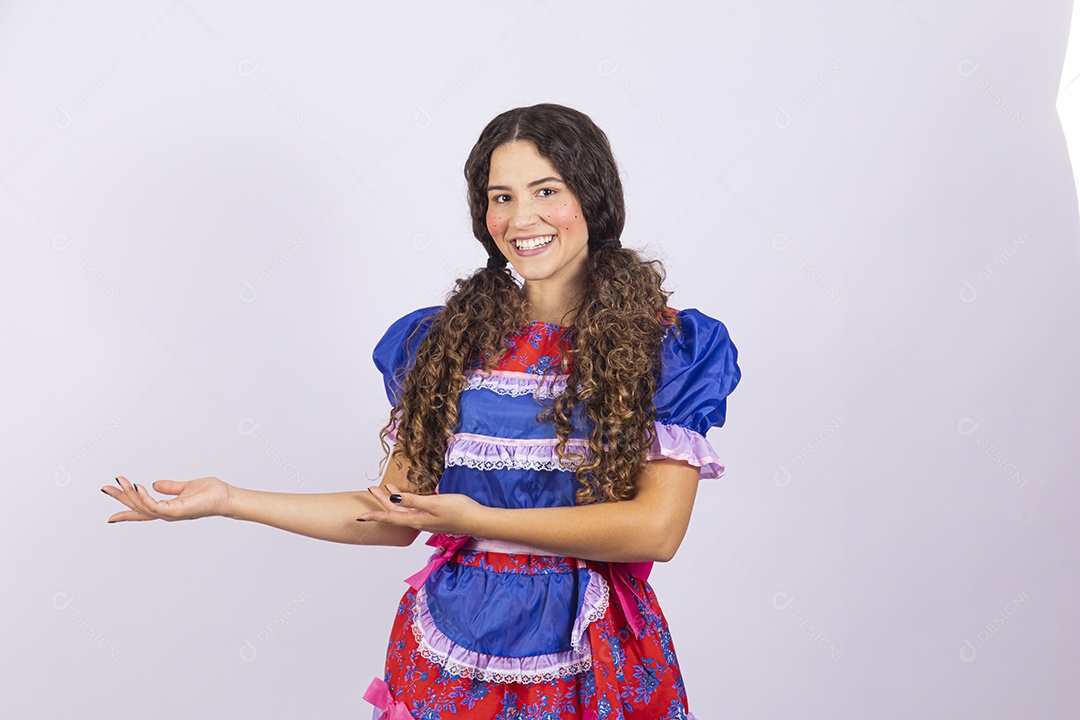 Linda mulher jovem fantasiada celebrando festas juninas