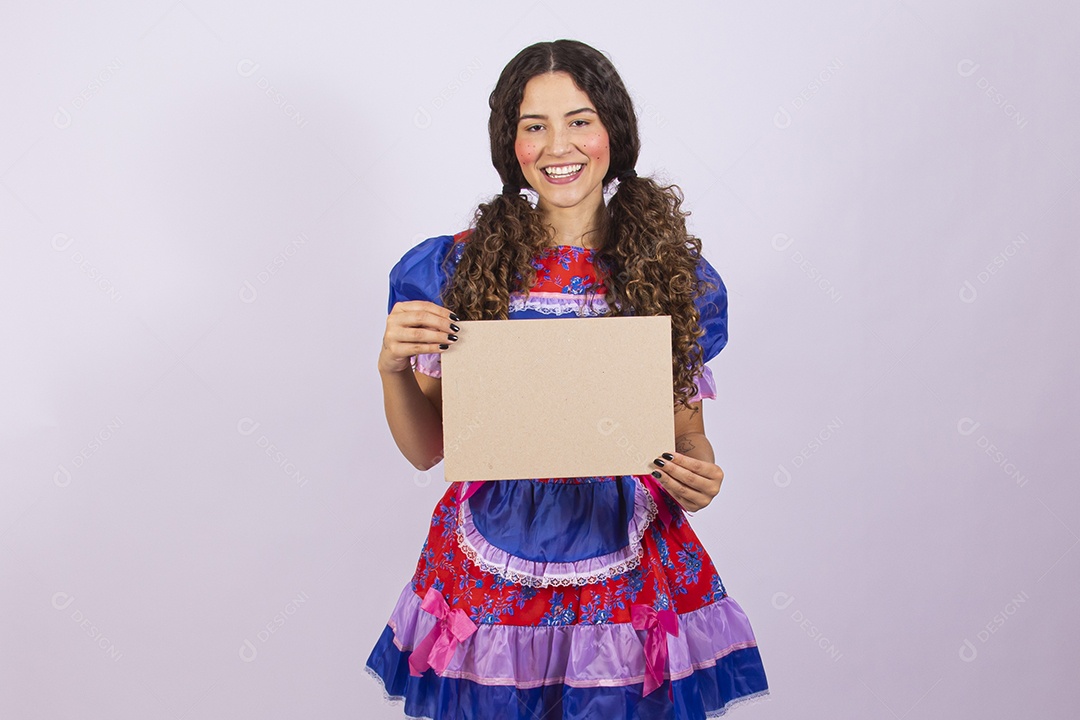 Linda mulher jovem fantasiada celebrando festas juninas