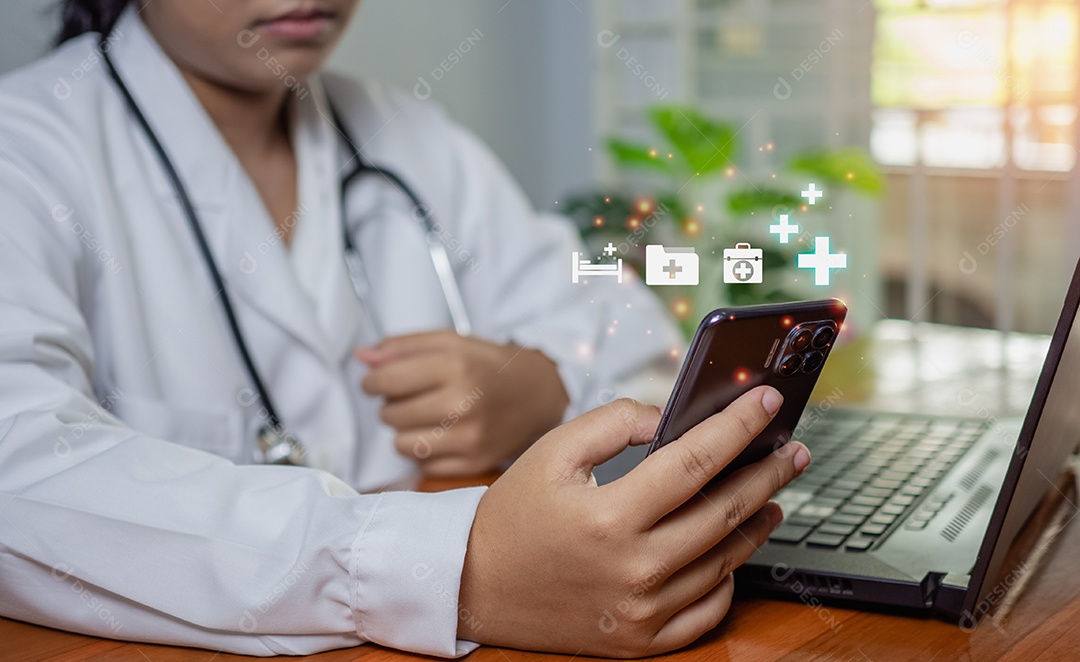 Os médicos usam smartphones e computadores para pesquisar informações médicas.