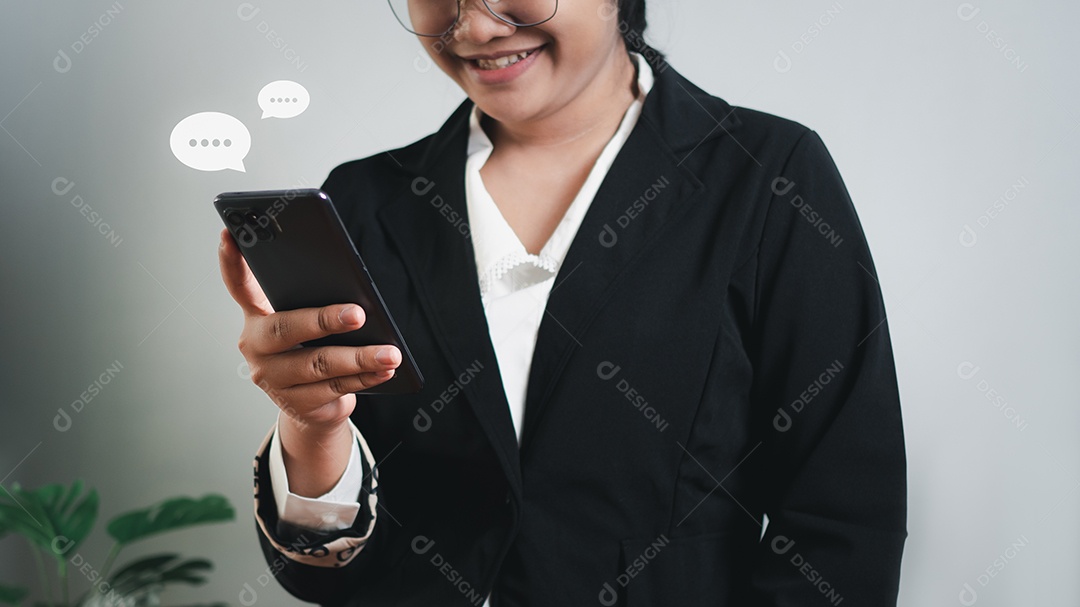 Mão de empresária usando smartphone digitando bate-papo ao vivo conversando na web digital de comunicação de aplicativos e no conceito de rede social.