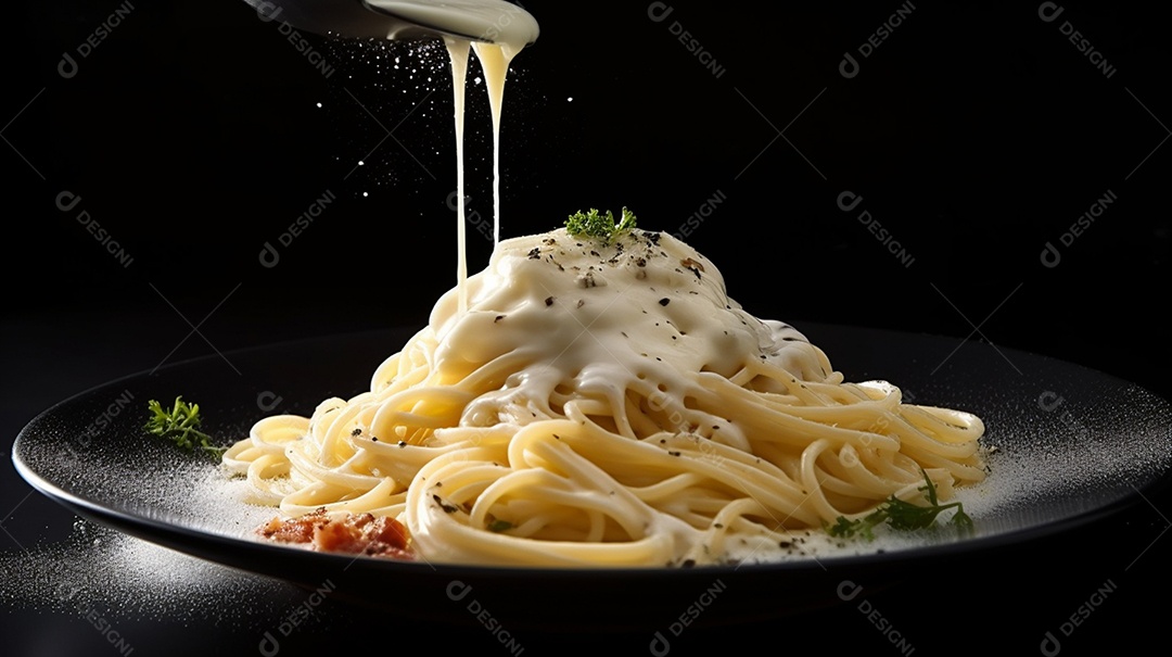 Macarrão Espaguete Ao Molho Branco e Queijo