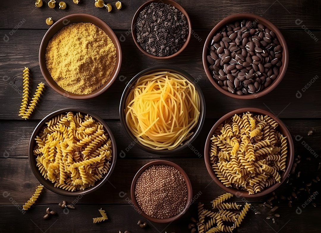 Diferentes variedades de macarrão em tigelas sobre a mesa