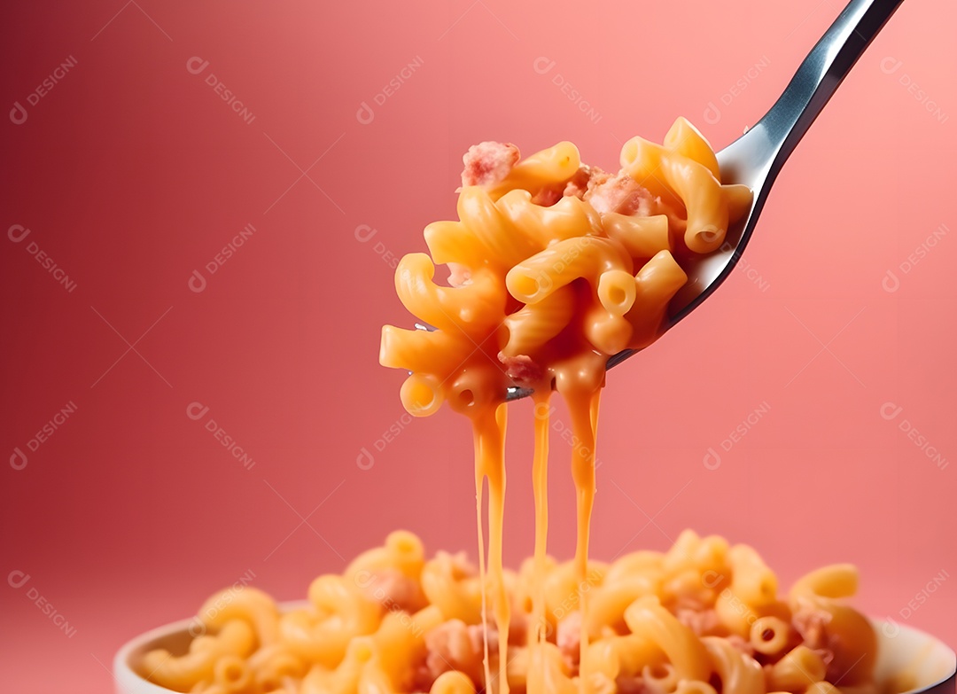 Macarrão Em Colhe e Em Fundo Rosa