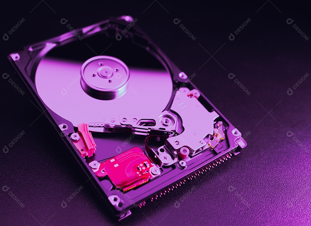 Unidade de disco rígido aberta desmontada HDD de computador ou laptop encontra-se na superfície fosca escura.