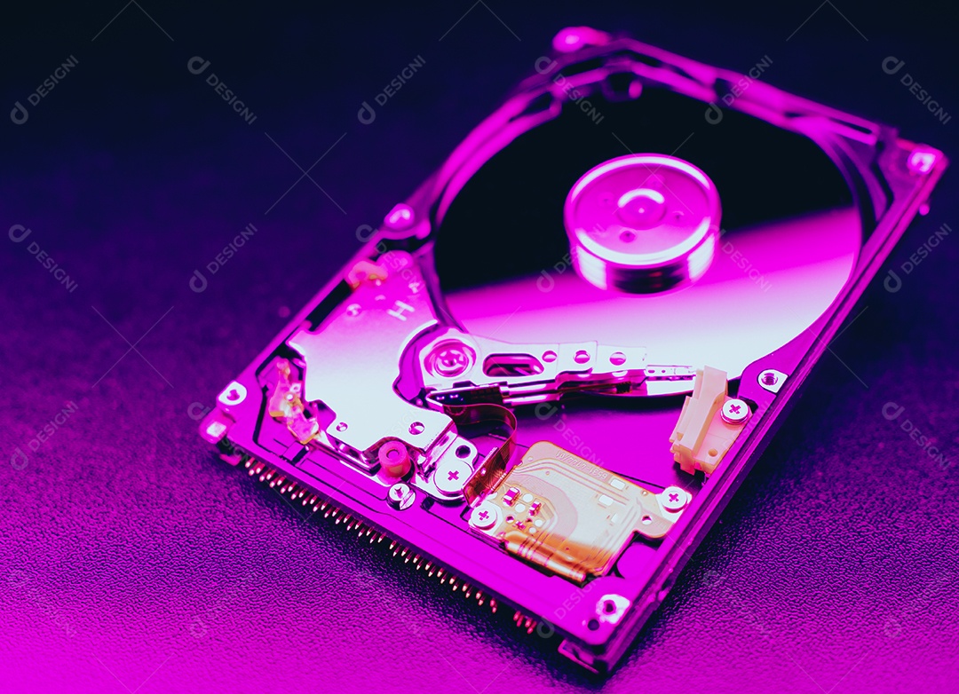 Unidade de disco rígido aberta desmontada HDD de computador ou laptop encontra-se na superfície fosca escura.