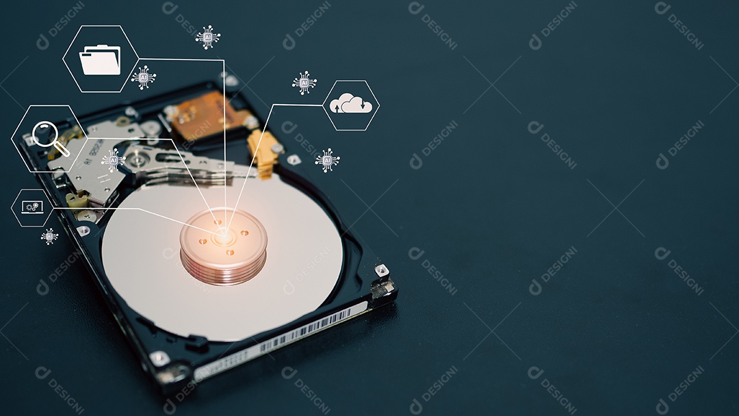 Unidade de disco rígido aberta desmontada HDD de computador ou laptop encontra-se na superfície fosca escura.