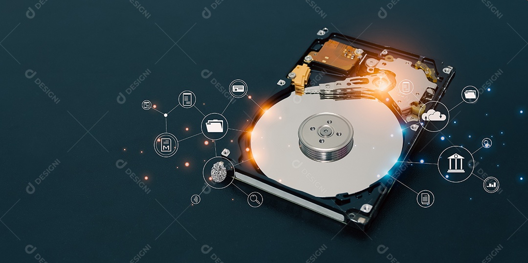 Unidade de disco rígido aberta desmontada HDD de computador ou laptop encontra-se na superfície fosca escura.