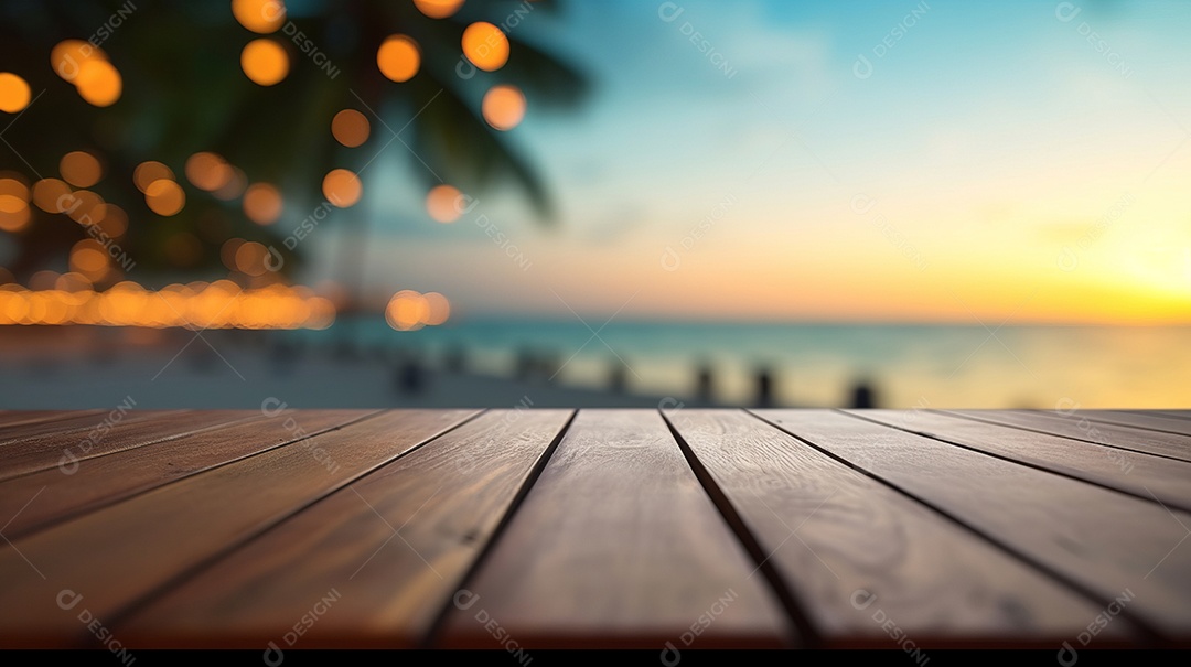 Mesa de madeira com desfoque bokeh luz mar e céu na praia Verão a estação mais quente.