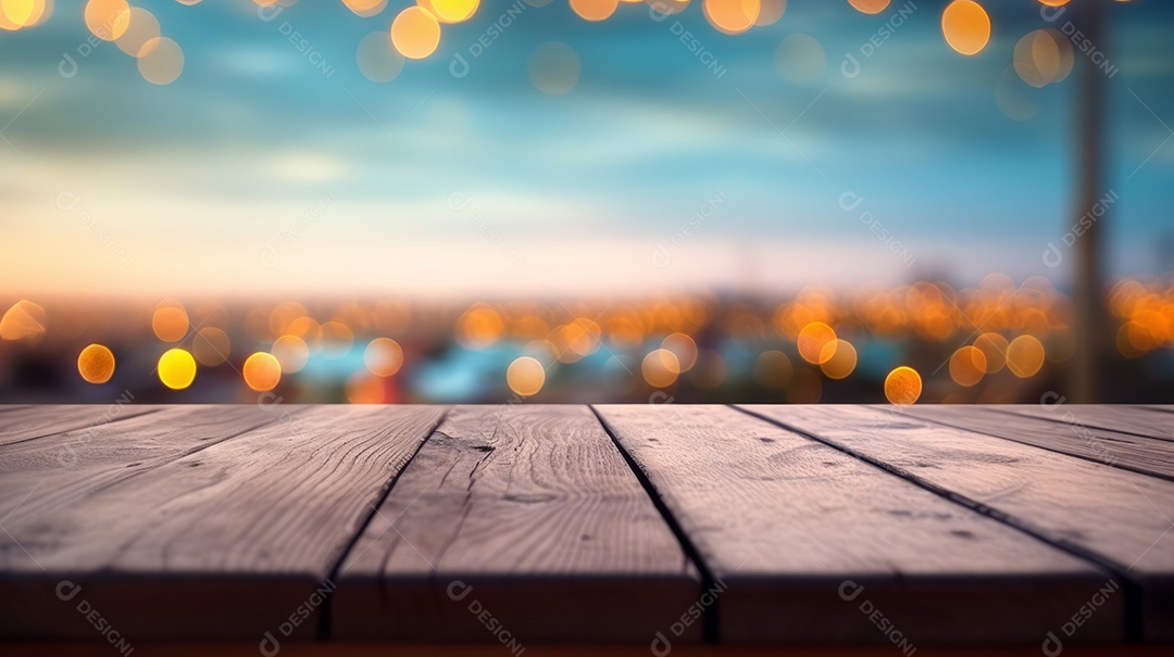 Mesa de madeira com desfoque bokeh luz mar e céu na praia Verão a estação mais quente.