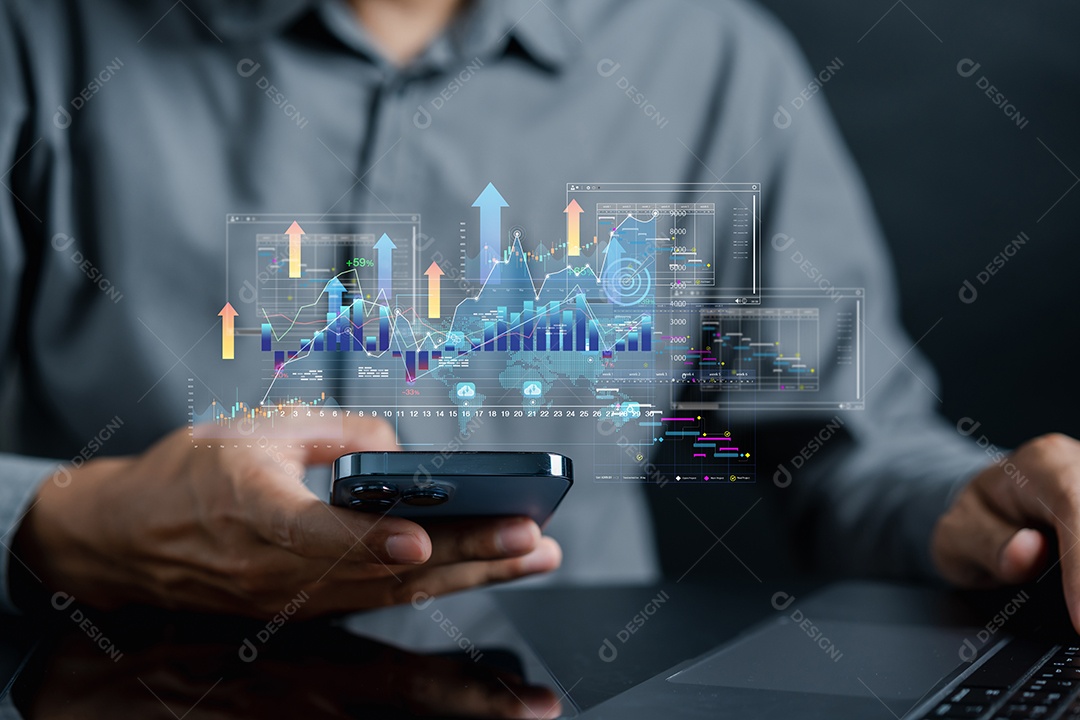 Analista trabalhando com computador em Business Analytics