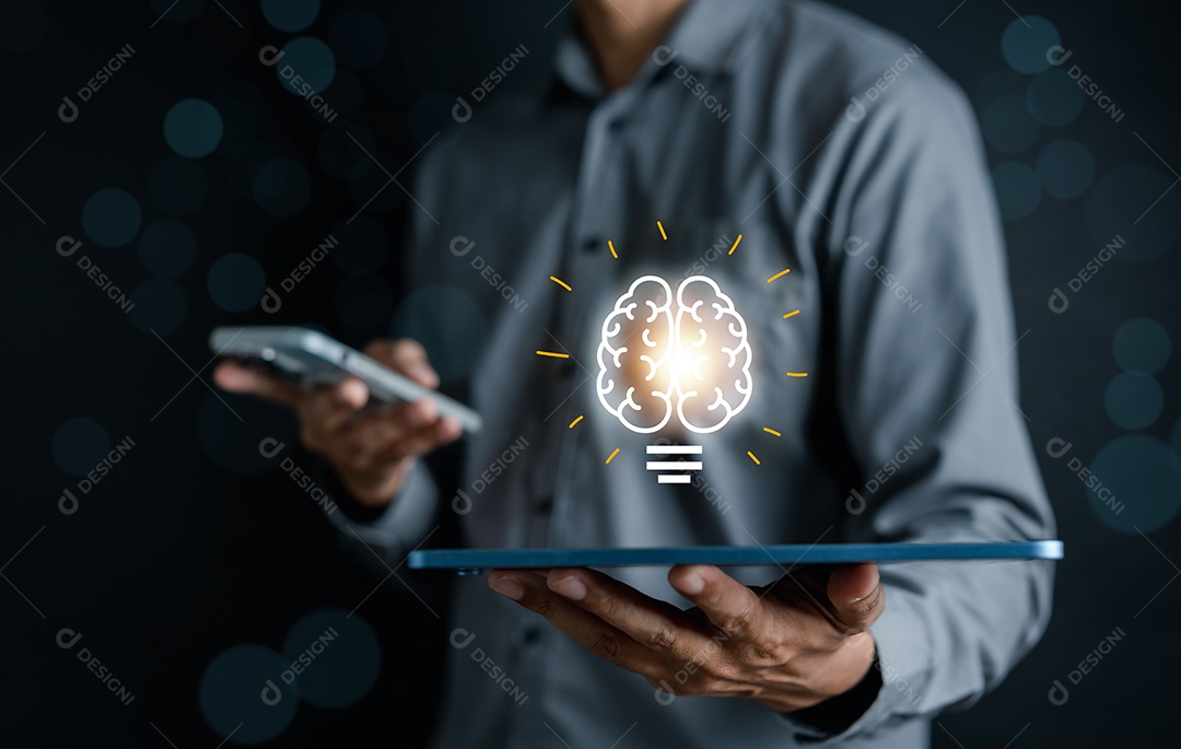 Empresário usando tablet e smartphone com lâmpada virtual com ícone do cérebro, ideia