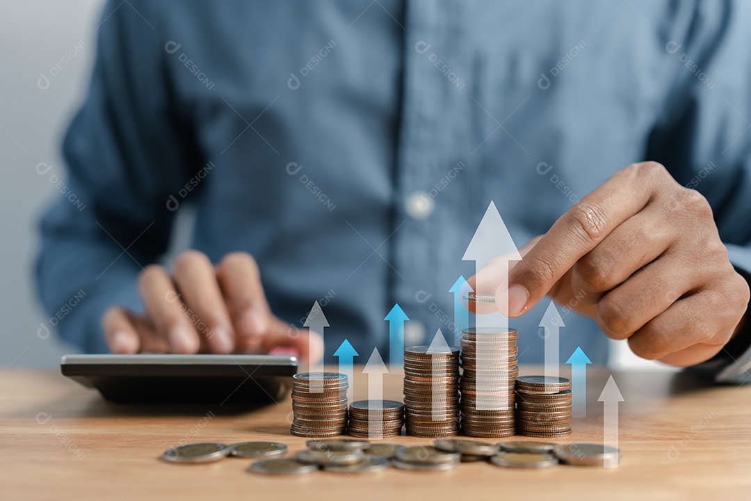 Empresário, empilhando moedas de dinheiro, contabilizando o aumento da taxa de juros financeira