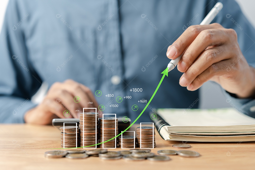 Empresário, empilhando moedas de dinheiro, contabilizando o aumento da taxa de juros financeira