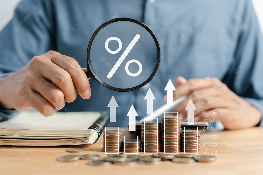 Empresário, empilhando moedas de dinheiro, contabilizando o aumento da taxa de juros financeira