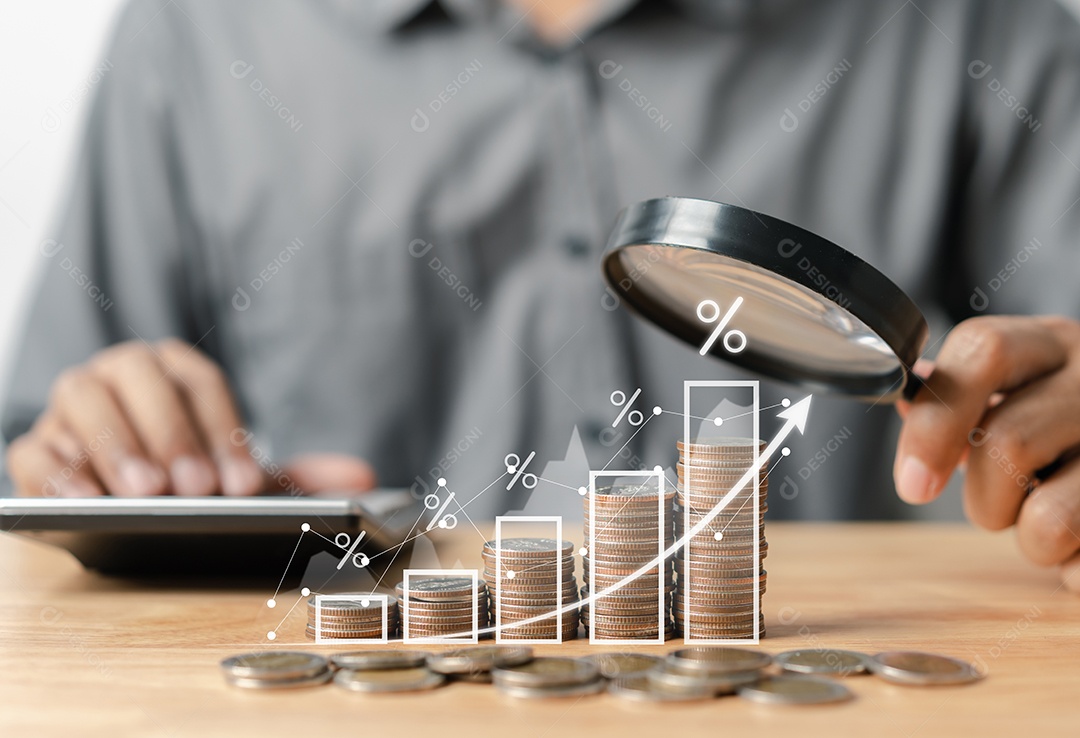 Empresário, empilhando moedas de dinheiro, contabilizando o aumento da taxa de juros financeira e o crescimento do investimento