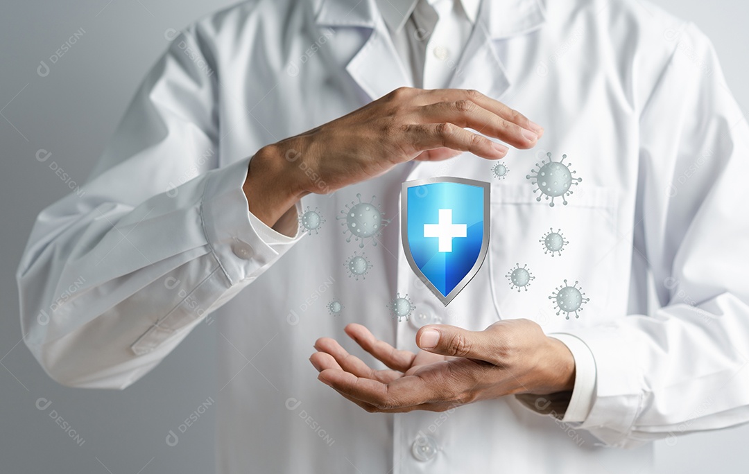 Doutor em um jaleco branco com as mãos segurando o escudo de proteção anti vírus e bactérias
