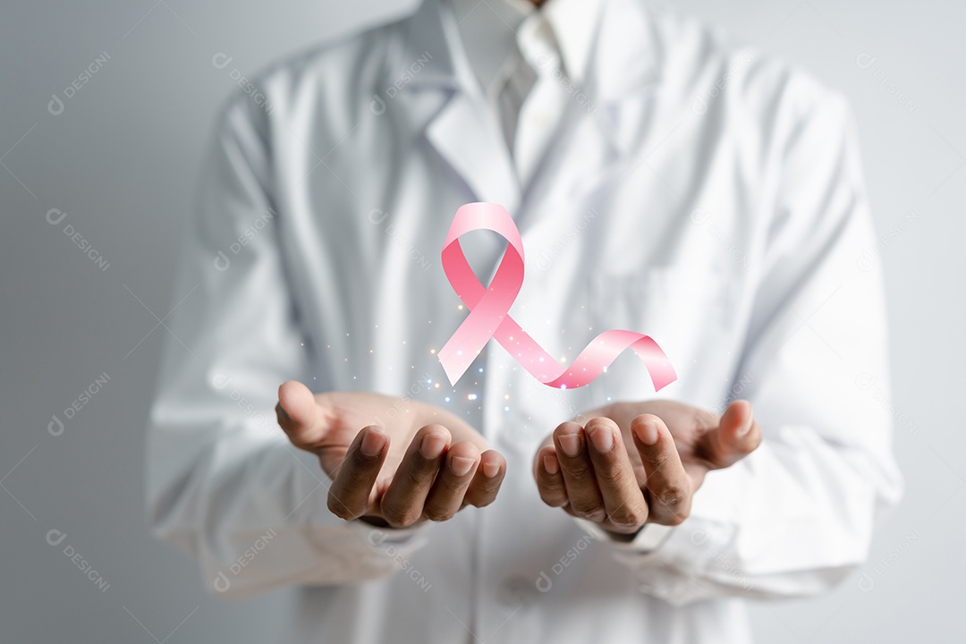 Médico segurando câncer de fita rosa virtual, conscientização do câncer de mama