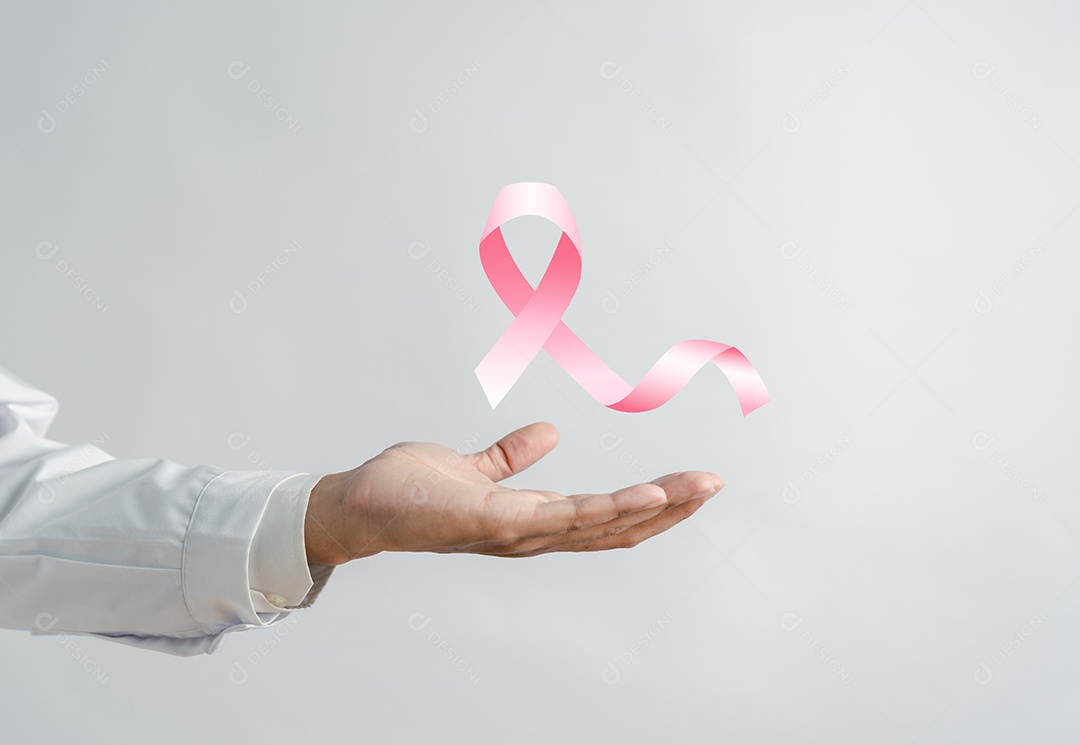 Médico segurando câncer de fita rosa virtual, conscientização do câncer de mama