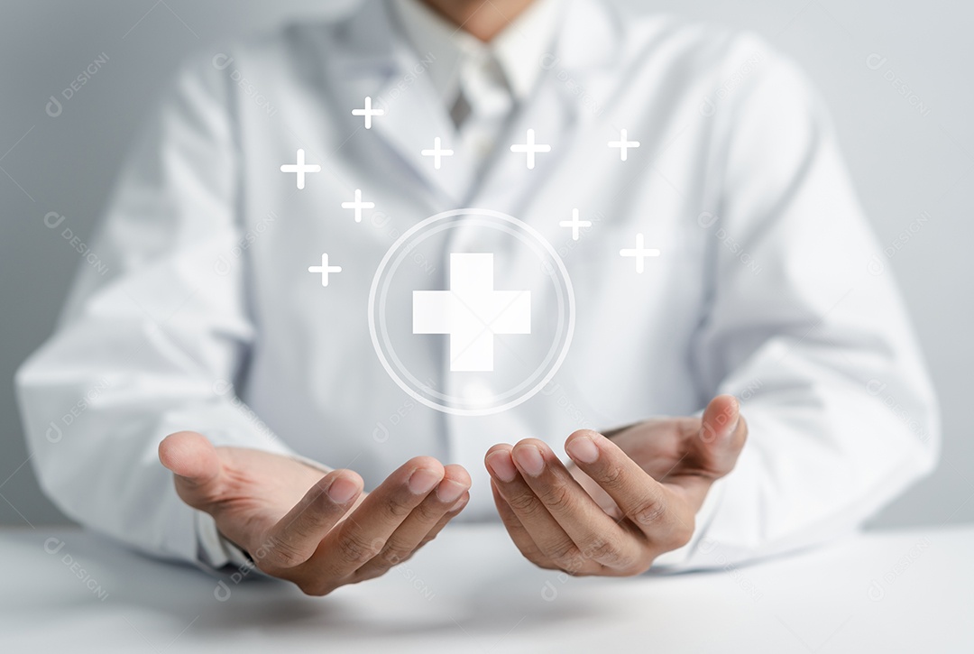 Conceito de seguro de saúde. Doutor em uma mão uniforme de jaleco branco segurando mais e ícone médico de saúde